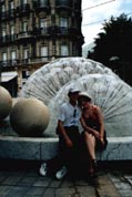 Мы с Веркой у фонтана в Гренобле