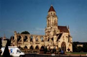 Руины церкви в Кане. Город очень сильно пострадал во вторую мировую войну и в память об этом в городе сохранили несколько разрушенных церквей