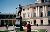 Павловск. Дворец с памятником Павлу I