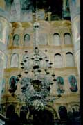 Иконостас Успенского собора и на его фоне - замечательная люстра