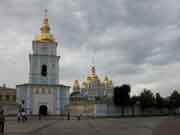 Вид на Михайловский монастырь со стороны площади